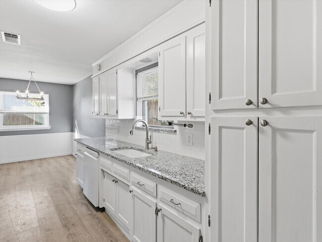 Building Photo - 8432 Glenann Dr