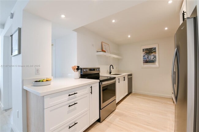 Building Photo - 1420 Brickell Bay Dr