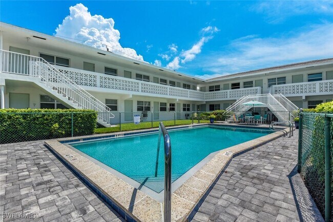 Building Photo - 546 4th Ave S