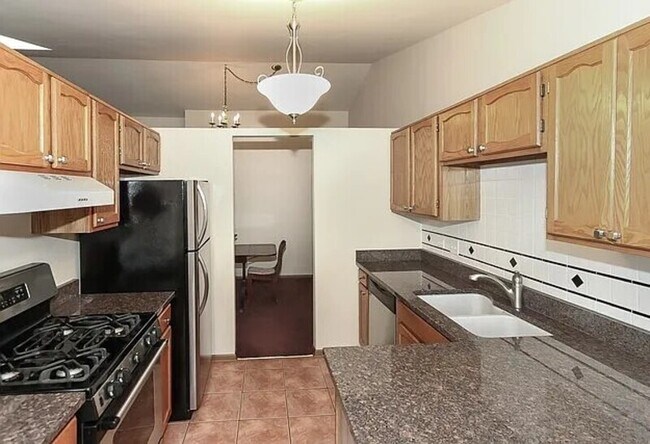 Building Photo - 1732 Chesapeake Ln