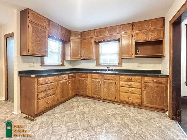 Building Photo - 4 Bedroom Home Close to Theodore Wirth Park