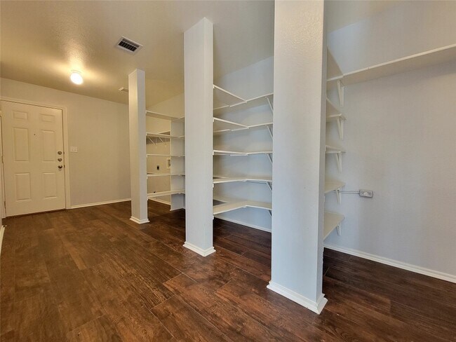 Building Photo - 809 Dogwood Trail