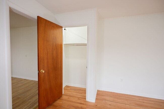 Building Photo - 2305 River Rd