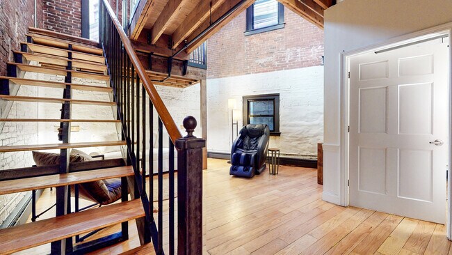 Building Photo - 19 Stanhope St