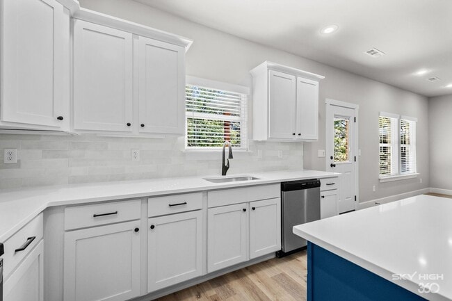 Building Photo - Newer 3 Bedroom 2 Bath home on Large lot!!!