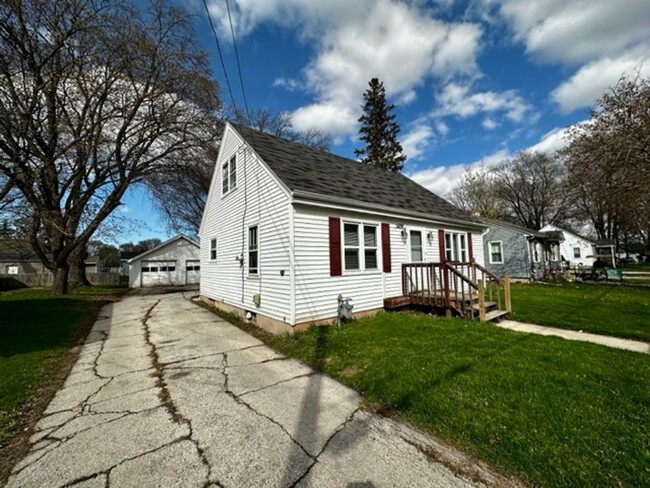 Building Photo - Spacious 3 Bedroom 1 Bath Single Family Ho...