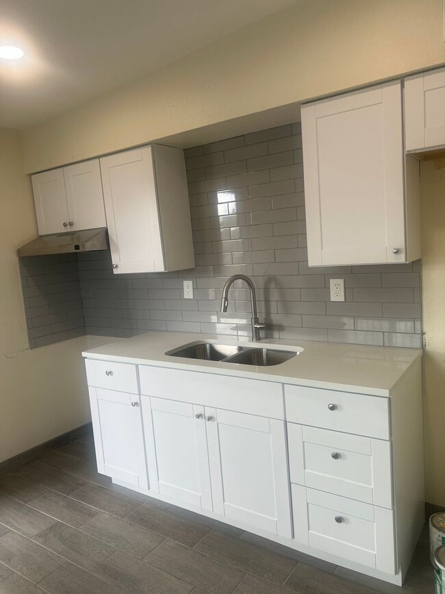 Building Photo - Newly Refurbish 2 Bed. 1 Ba. Duplex Apartment In Convenient Location Closed to Everthing