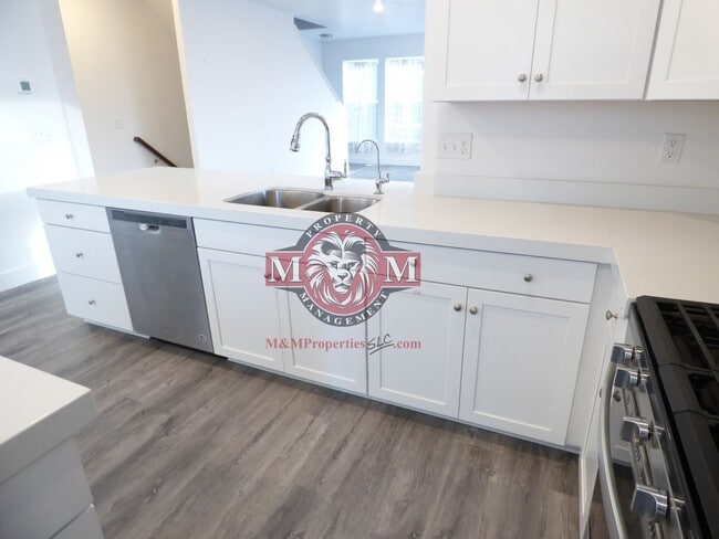 Building Photo - Great 3 Bd 2.5 Ba Townhome Rooftop Views