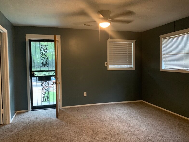 Building Photo - 2367 Hunter Ave