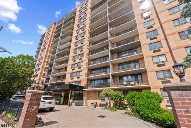 Building Photo - 60 Parkway Dr