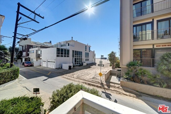 Building Photo - 15 Spinnaker St