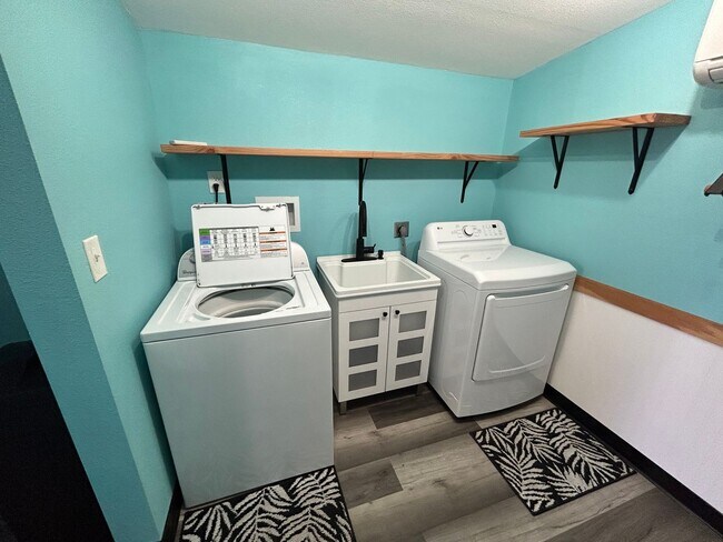 Building Photo - 4 Bedroom 3 Bathroom Parkway Manor 2 Home