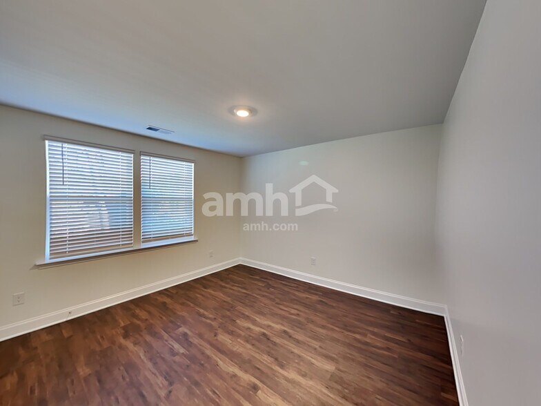 Building Photo - 551 Rivermist Dr