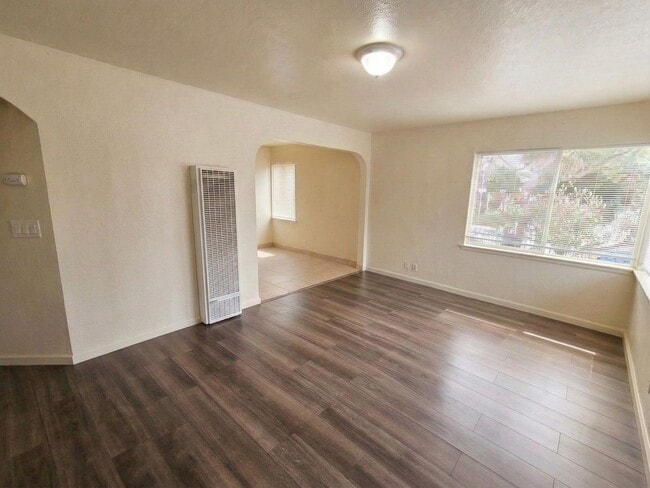Building Photo - Recently Remodeled 1 Bedroom Duplex Unit Looking for a new tenant!