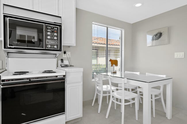 Building Photo - 175 Gran Via