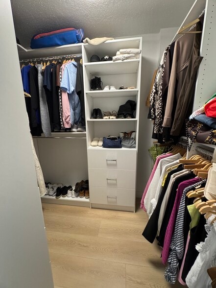 Master closet - 100 Paradise Harbour Blvd