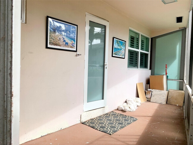 Building Photo - 930 Osceola Dr