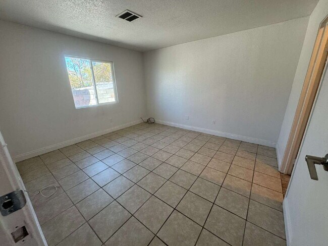 Building Photo - "Cozy 2-Bedroom Haven in North Las Vegas – 810 Sq Ft of Comfort on Harvard St!"