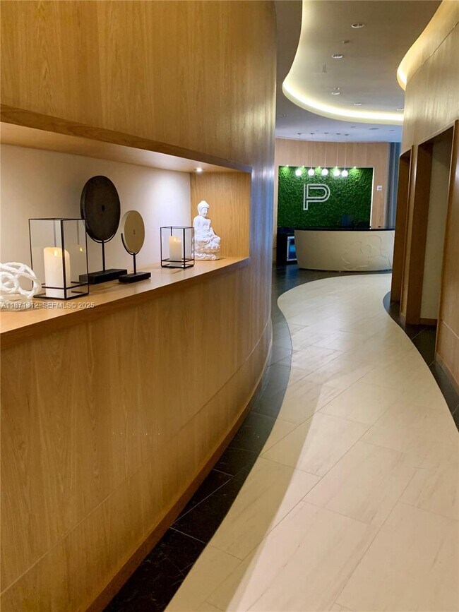 Building Photo - 851 NE 1st Ave