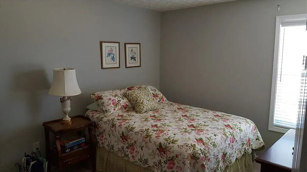 Building Photo - Room in House on Stoneleigh Run Dr NE