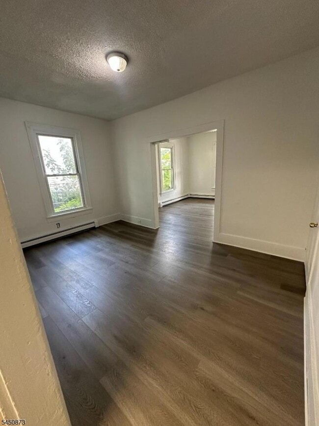 Building Photo - 9 E Main St