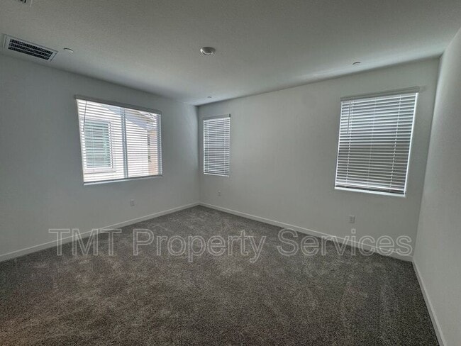 Building Photo - 867 Lk Pk Cir