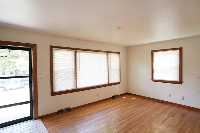 Building Photo - AVAILABLE NOW - Fully Updated 4 Bed / 2 Bath in Gladstone – Open Floor Plan + Large Fenced Yard!