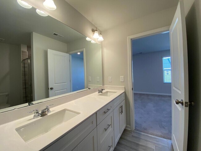 Building Photo - 702 Gimari Dr