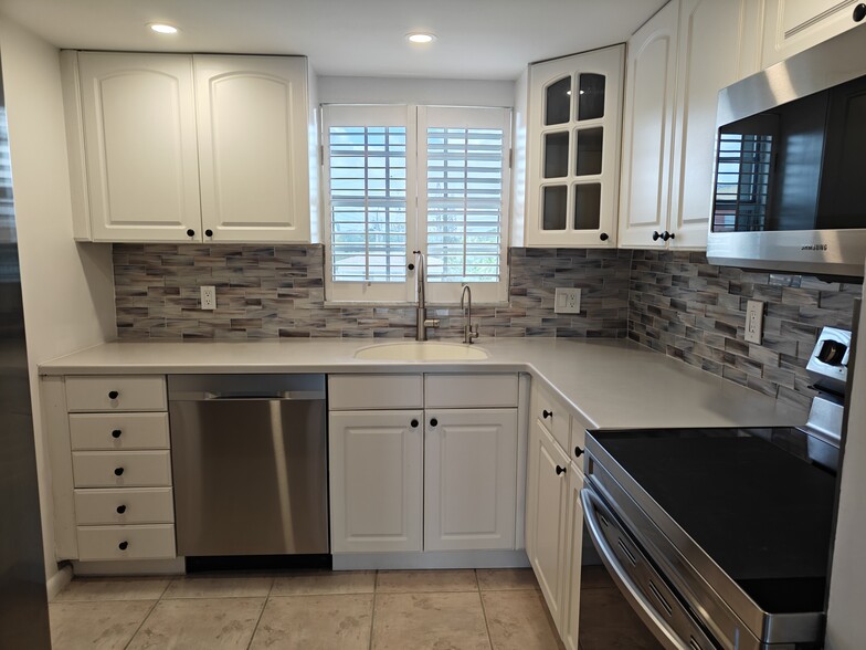 Building Photo - 410 Wilma Cir