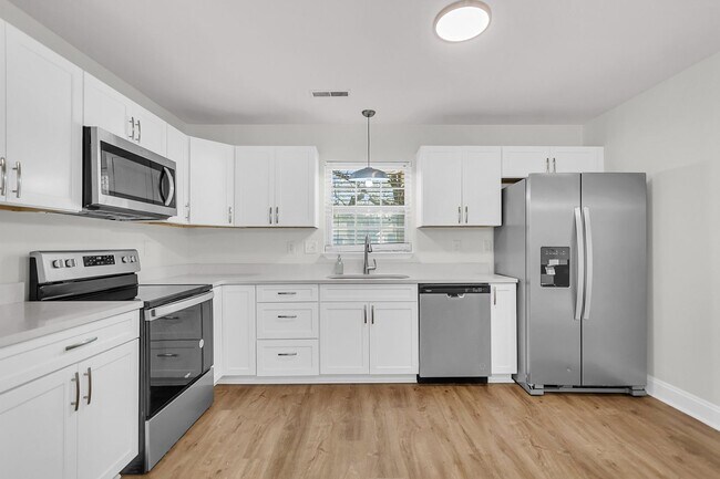 Building Photo - Beautiful 3/2 located in Central Mount Pleasant!