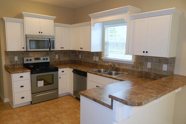 Building Photo - 899 Westlawn Dr