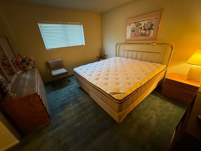 Building Photo - 2BR Bedroom 2BA "Split Level Condo and is ...