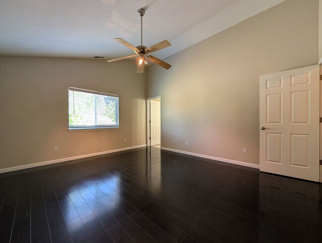 Building Photo - Beautiful 3-Bedroom, 2.5-Bath Home In River Road Area of Eugene!