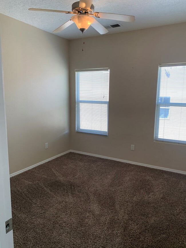 Building Photo - 3 bd / 2.5 bth / 2 car garage near UNM, CN...