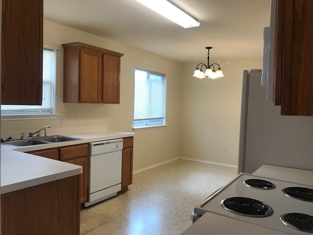 Building Photo - Bryan -2 Story / 3 bedroom /2.5 bath / 2 c...