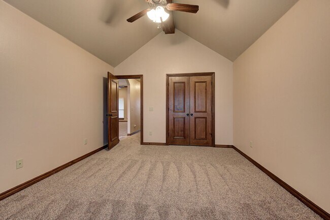 Building Photo - Beautiful & Large 4 Bed 2 Bath Home in Edmond!