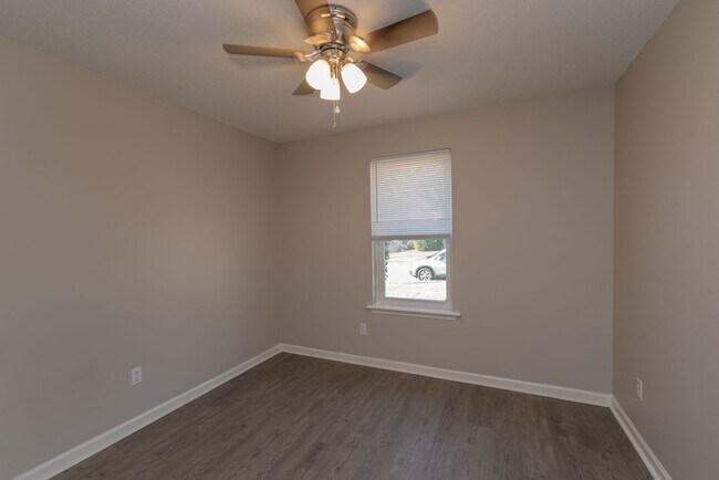 Building Photo - 2937 Dahlia Dr