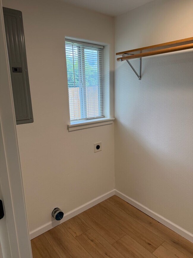 Building Photo - Updated 3 bedroom 1 bath duplex in Junction City!