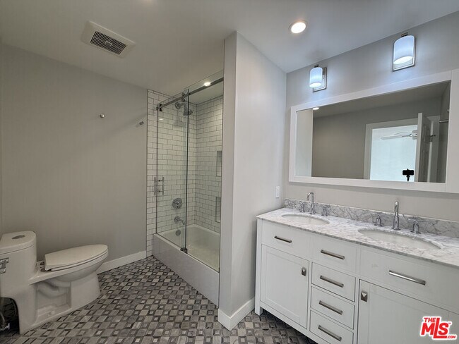 Building Photo - 2939 Oakhurst Ave