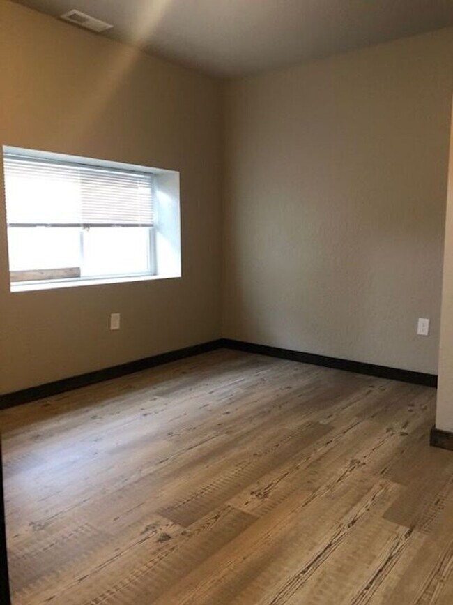 Building Photo - 13700 W Bergen Dr