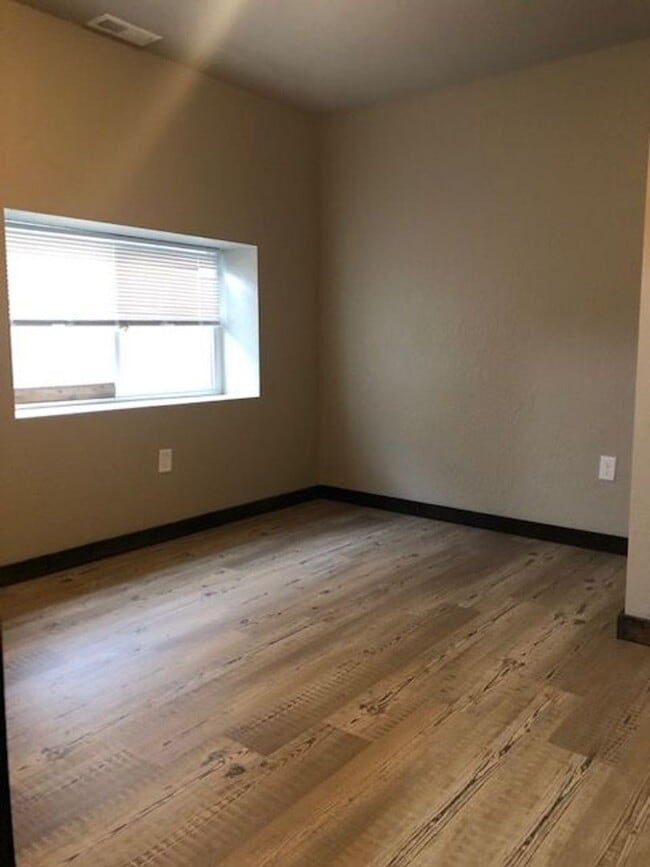 Building Photo - 13704 W Bergen Dr