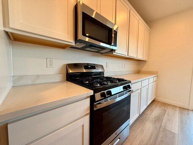 Building Photo - 4 BED 3.5 BATH 2 CAR GARAGE HOME w/ LOFT, ...