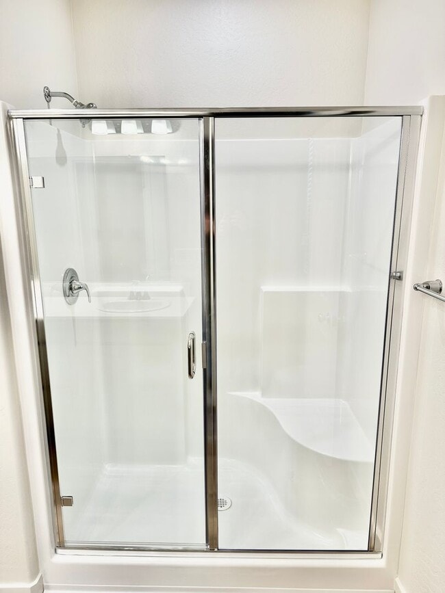 Building Photo - Lovely 3/2 Century Home In Madera