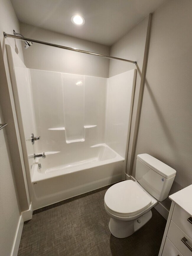 Building Photo - 3 bedroom Townhouse with Pool Access and E...
