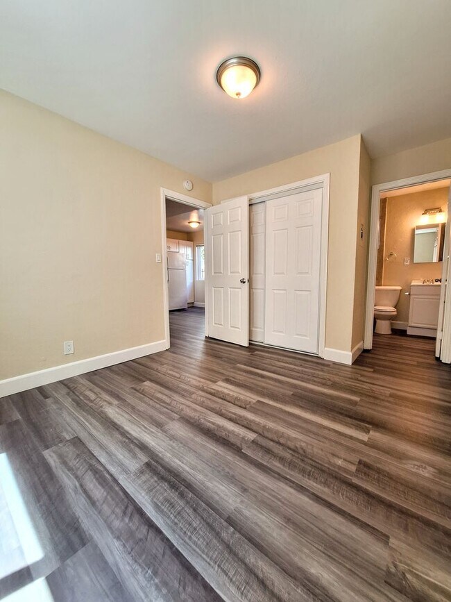 Building Photo - Refurbished 1bd First Floor Apartment With Carport & Laundry & Manager On Site!