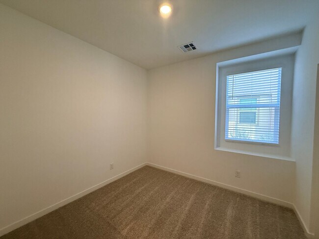 Building Photo - Brand new, never-lived-in Lennar corner end-unit townhome offering exceptional natural light thro...