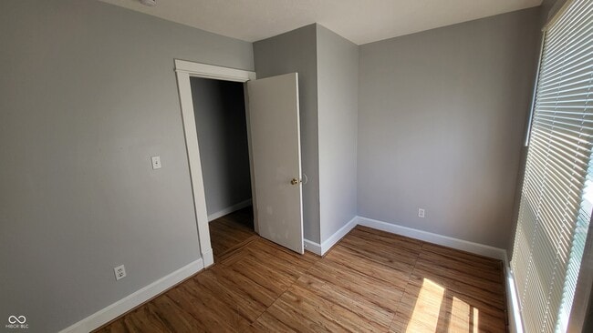Building Photo - 2310 N Kenwood Ave