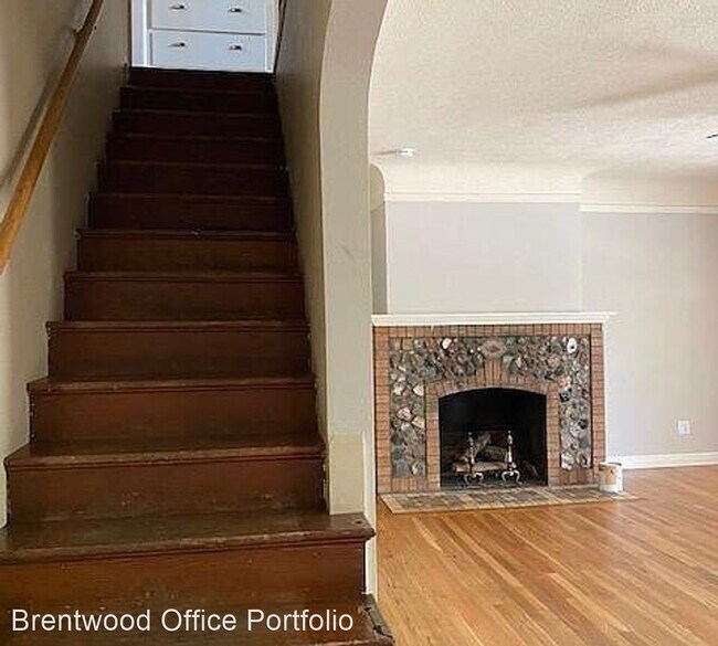 Building Photo - 3 br, 1 bath Apartment - 1302 W Hays St