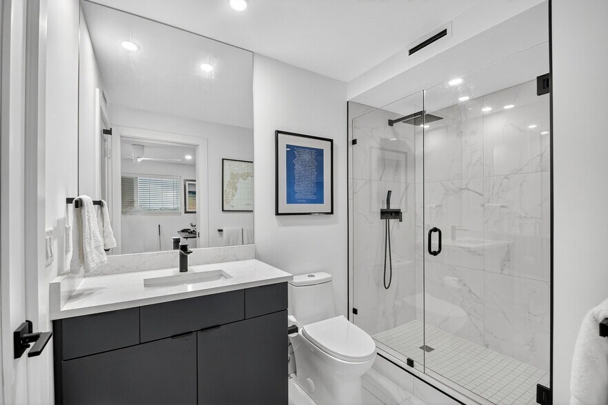 Building Photo - 301 Lake Shore Dr