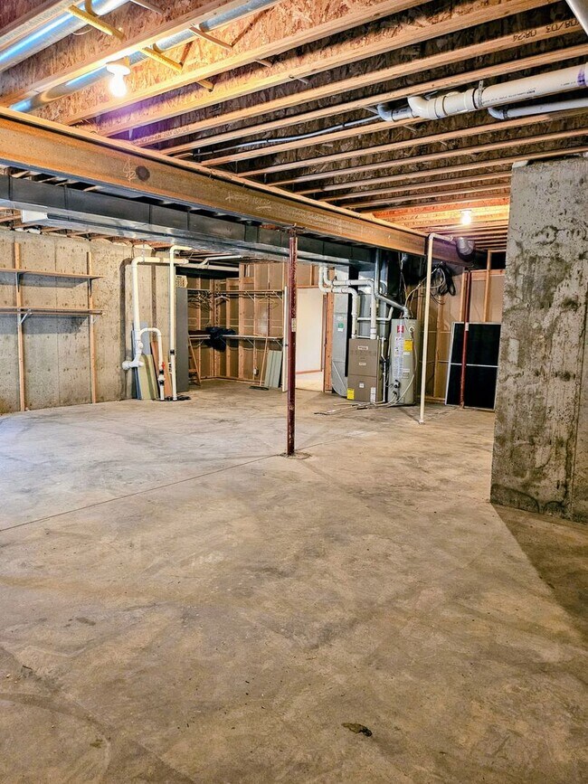 Building Photo - ALL PROSPECTIVE TENANTS MUST SUBMIT A $58 ...
